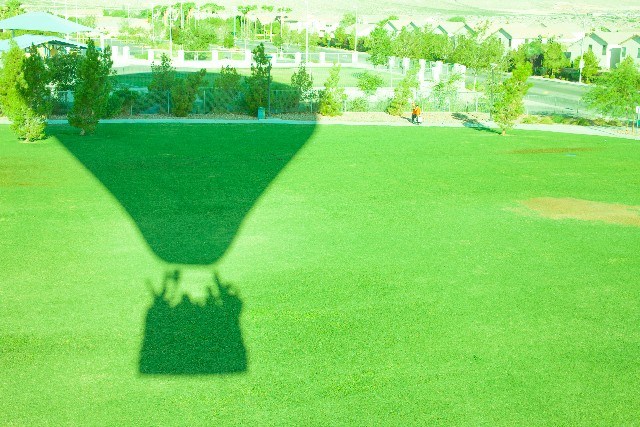 0511佐賀のイメージ_photoAC＿芝生に映る気球のシルエット３